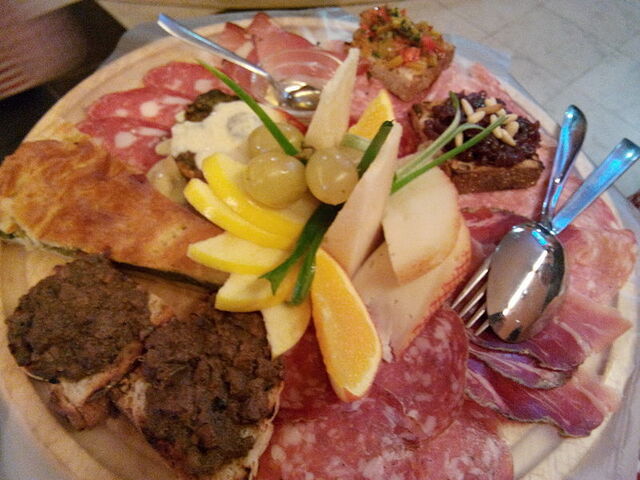Antipasti met crostini di fegato