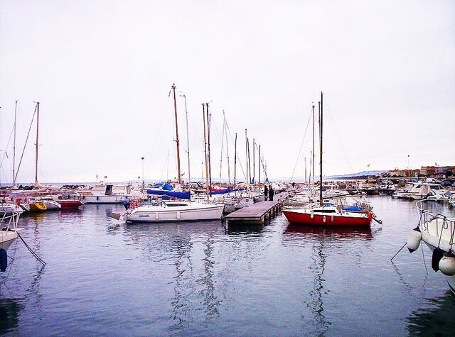 de haven van het stadje sin vincenzo