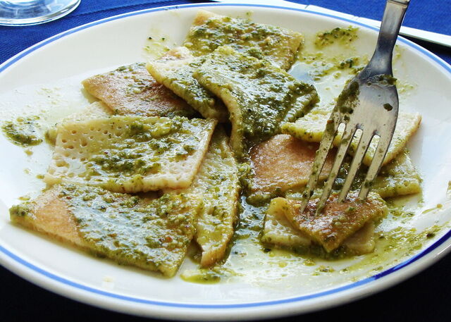 Testaroli met olijfolie, knoflook en kruiden