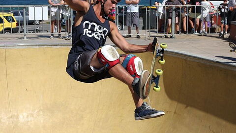Skateboarden op een schans