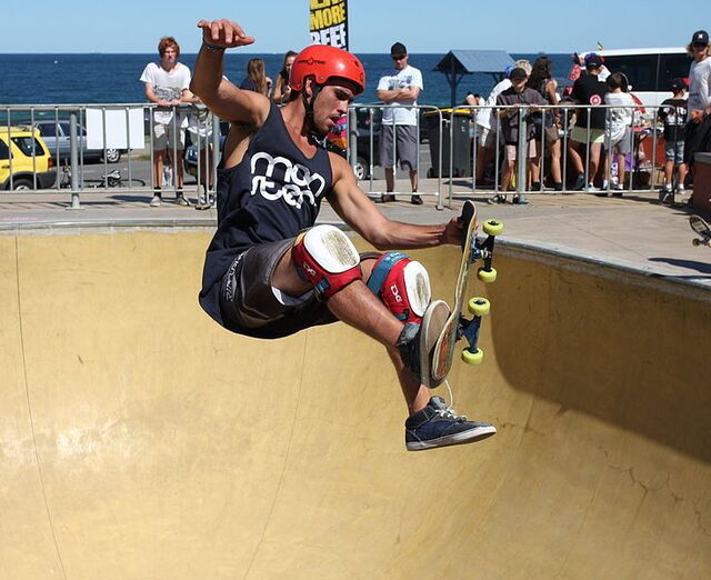 Skateboarden op een schans
