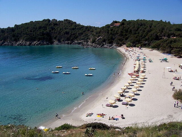 Blauwe vlag strand op het eiland Elba