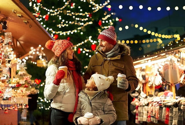 Familie op een kerstmarkt
