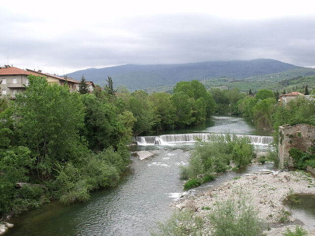 De Arno stroomt langs Capolona