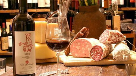 Toscaanse wijn en salami