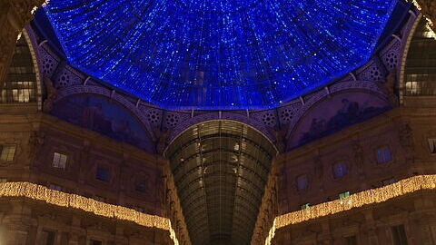 Een galerij in Milan met kerstverlichting