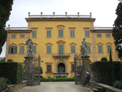 Villa La Pietra, voorkant