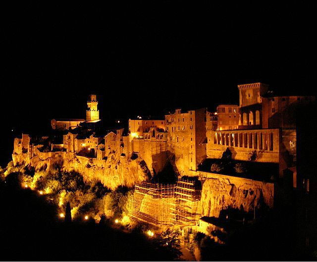 Pitigliano bij nacht