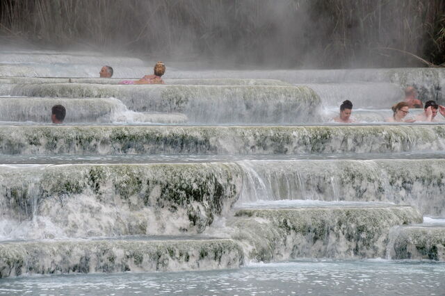 Mensen in het water bij Saturnia