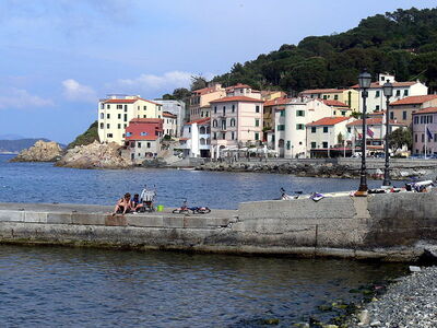 zicht vanaf de stad marciana marina