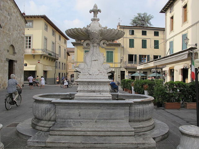Fontein op het hoofdplein van Camaiore