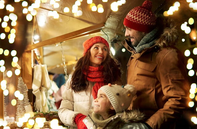 Familie op een kerstmarkt