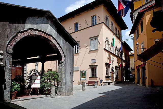 Loggia en Stadhuis in het Centrum van Barga