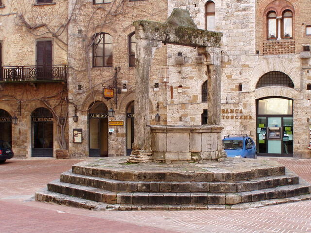 cistern in san gimignano plein