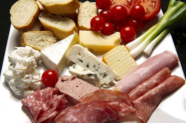 Een plankje met kaas en salami