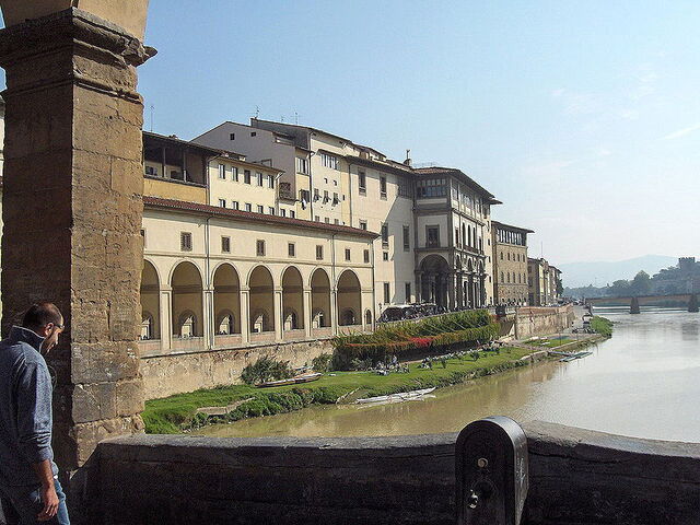 zicht op Vasari Corridor vanaf Ponte Vecchio