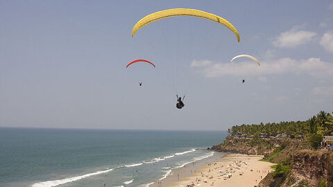 Paragliden aan de kust