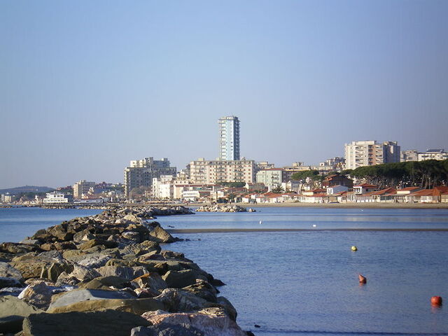 zicht op het stadje follonica