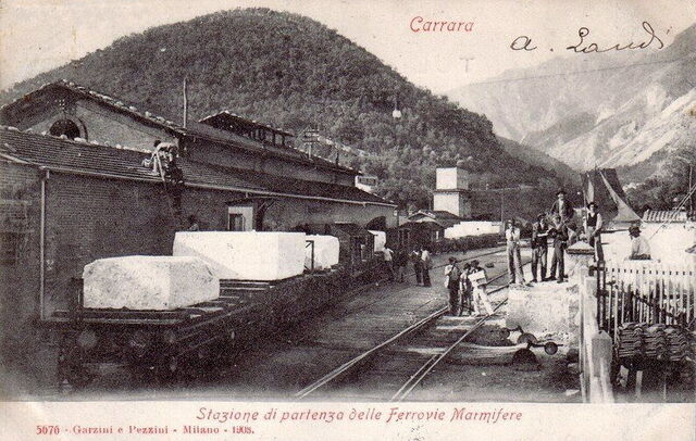 oud treinspoor in Carrara transporteert marmer
