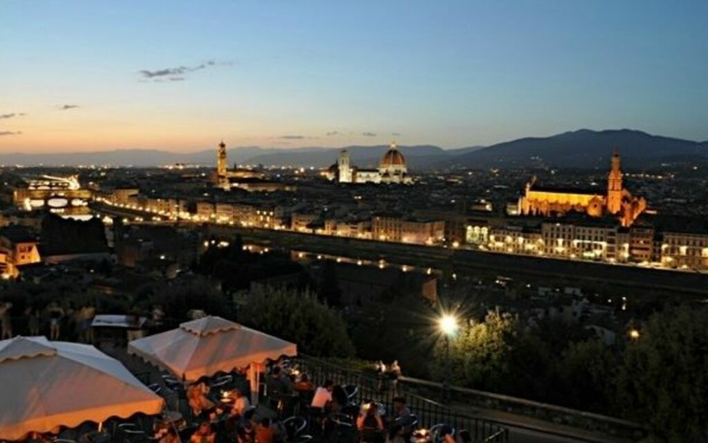 Florencia by night
