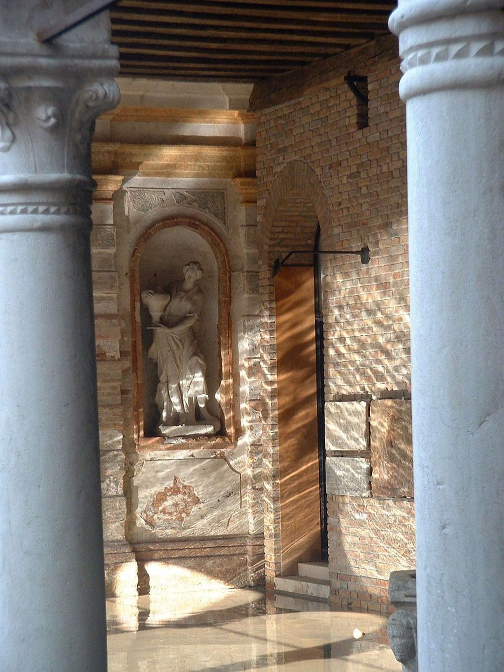 High tide in Venice - Murano glass museum