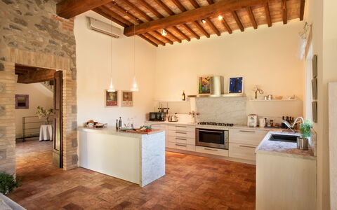 Casale Porano: Eigendom, Kamer, Gebouw, Interieur Ontwerp, Meubilair, Countertop, Huis, Plafond, Keuken, Houten Vloer