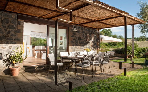 Casale Porano: Eigendom, Huis, Gebouw, Patio, Onroerend Goed, Huis, Backyard, Veranda, Werf, Schaduw