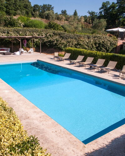 Casale Porano: Zwembad, Eigendom, Gras, Huis, Rechthoek, Vrije Tijd, Onroerend Goed, Villa, Gebouw, Vakantie