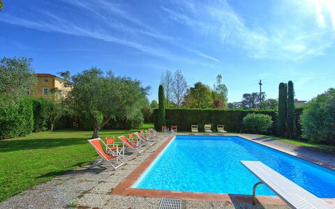 Villa Fiamma: Wolk, Fabriek, Water, Lucht, Eigendom, Zwembad, Azure, Boom, Zwemwater, Schaduw