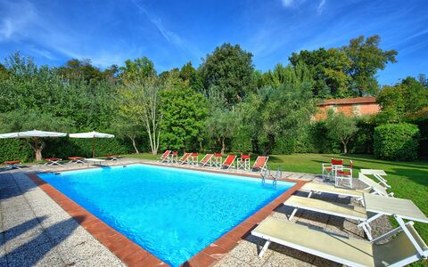 Villa Fiamma: Water, Lucht, Wolk, Eigendom, Fabriek, Zwembad, Azure, Rechthoek, Schaduw, Stoel
