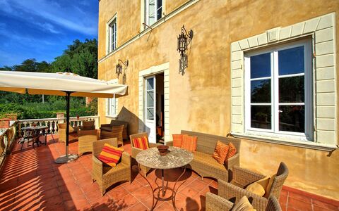 Villa Fiamma: Venster, Eigendom, Lucht, Hout, Gebouw, Interieur Ontwerp, Architectuur, Schaduw, Stoel, Fabriek