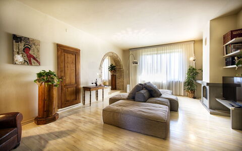 Villa Piazza Della Fortezza: Kamer, Interieur Ontwerp, Meubilair, Eigendom, Verdieping, Gebouw, Houten Vloer, Slaapkamer, Woonkamer, Laminaatvloer