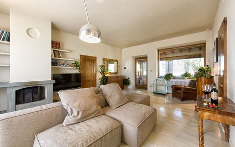 Villa Piazza Della Fortezza: Eigendom, Woonkamer, Kamer, Meubilair, Interieur Ontwerp, Gebouw, Onroerend Goed, Huis, Huis, Verdieping