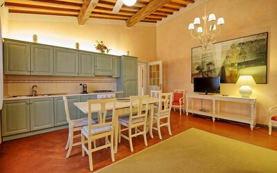 Giaggiolo: Kamer, Gebouw, Meubilair, Interieur Ontwerp, Eigendom, Plafond, Verdieping, Tafel, Hardwood, Cabinetry