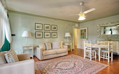 Melissa: Kamer, Meubilair, Interieur Ontwerp, Eigendom, Woonkamer, Gebouw, Plafond, Muur, Verdieping, Huis