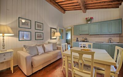 Tamerice: Kamer, Meubilair, Interieur Ontwerp, Eigendom, Woonkamer, Gebouw, Plafond, Verdieping, Tafel, Muur