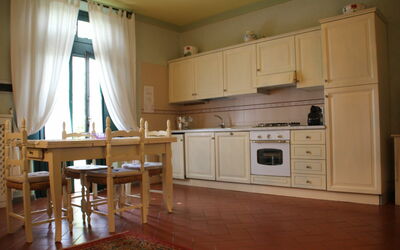 Ginepro: Kamer, Meubilair, Cabinetry, Eigendom, Keuken, Verdieping, Countertop, Hardwood, Houten Vloer, Gebouw