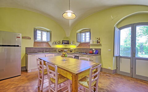 Villa Marietta: Kamer, Eigendom, Meubilair, Gebouw, Geel, Onroerend Goed, Verdieping, Interieur Ontwerp, Huis, Plafond