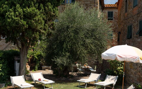 Villa Fracassini: Water, Fabriek, Lucht, Gebouw, Eigendom, Wolk, Zwembad, Schaduw, Buitenmeubels, Gras