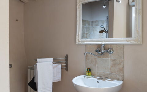 Villa Fracassini: Spiegel, Kraan, Wastafel In De Badkamer, Loodgieterswerkinrichting, Wastafel, Badkamer, Interieur Ontwerp, Purper, Hout