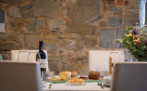 Villa Fracassini: Voedsel, Tafel, Fles, Tableware, Fabriek, Drinkware, Bord, Interieur Ontwerp, Bloem, Hout