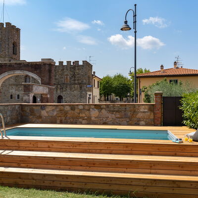 Villa Fracassini: Wolk, Lucht, Water, Fabriek, Gebouw, Zwembad, Boom, Gras, Straatlantaarn, Vrije Tijd