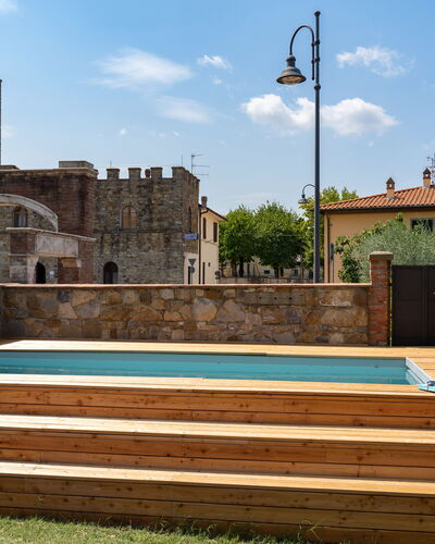 Villa Fracassini: Wolk, Lucht, Water, Fabriek, Gebouw, Zwembad, Boom, Gras, Straatlantaarn, Vrije Tijd