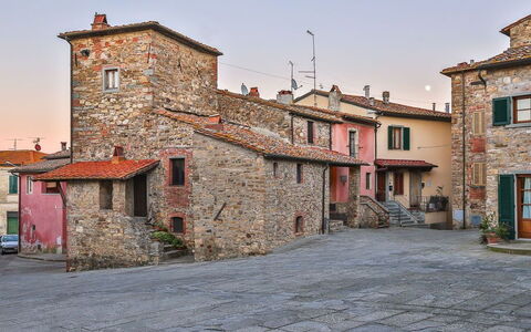 La Miccia: Dorf\, Buurt, Eigendom, Gebouw, Straat, Lucht, Huis, Dorp, Menselijke Nederzetting, Weg