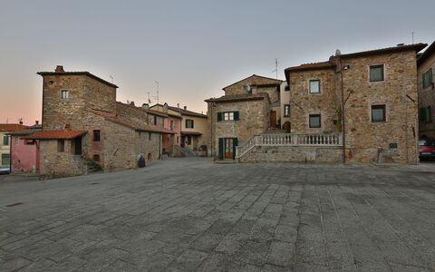 La Miccia: Eigendom,  Dorf\, Buurt, Gebouw, Woongebied, Menselijke Nederzetting, Huis, Lucht, Architectuur, Muur