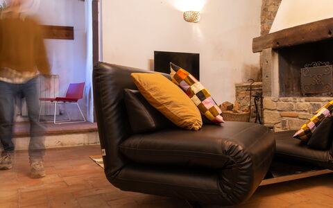 La Miccia: Meubilair, Flooring, Interieur Ontwerp, Verdieping, Woonkamer, Bankstel, Comfort, Kamer, Oranje, Huis