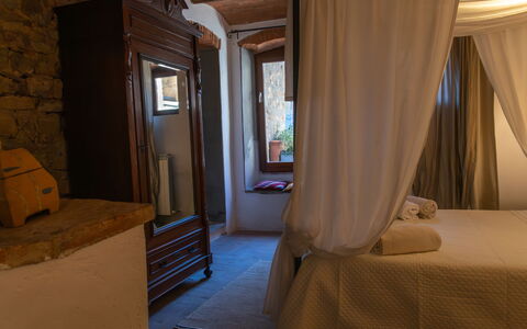 La Miccia: Interieur Ontwerp, Meubilair, Hout, Slaapkamer, Bed, Kamer, Verlichting, Verdieping, Flooring, Linens