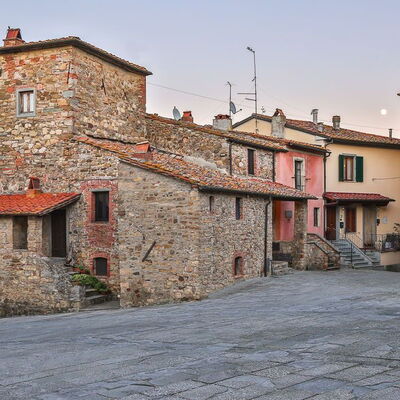 La Miccia: Dorf\, Buurt, Eigendom, Gebouw, Straat, Lucht, Huis, Dorp, Menselijke Nederzetting, Weg