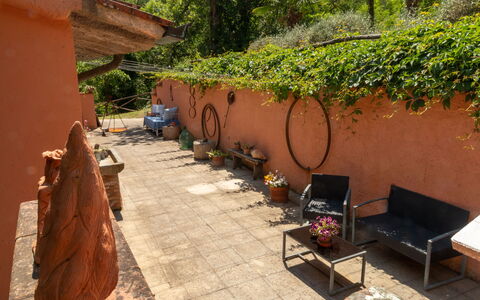 Podere Il Doccio: Bloempot, Schaduw, Tuin, Kamerplant, Flagstone, Backyard, Buitenmeubels, Beits, Landscaping, Werf