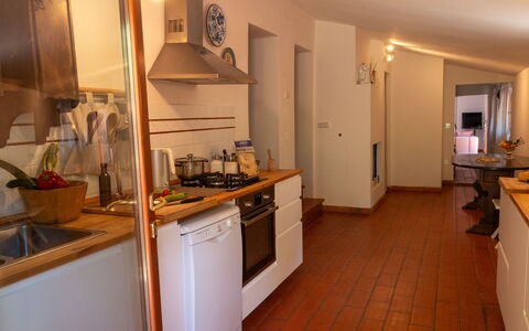 Podere Il Doccio: Keuken, Toestel Van De Keuken, Countertop, Flooring, Major Appliance, Meubilair, Interieur Ontwerp, Verdieping, Hout, Cabinetry